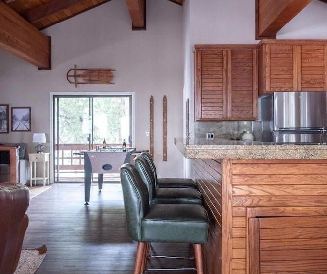 Tarly Serene Cabin W Two Patios & Hot Tub In Incline Village