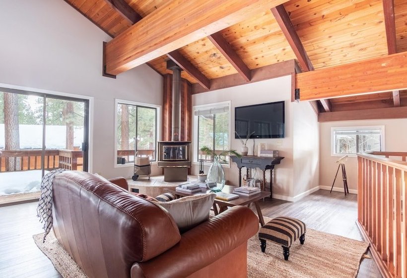 Tarly Serene Cabin W Two Patios & Hot Tub In Incline Village