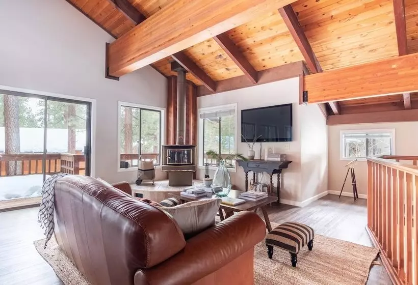 Tarly  Serene Cabin W Two Patios & Hot Tub In Incline Village