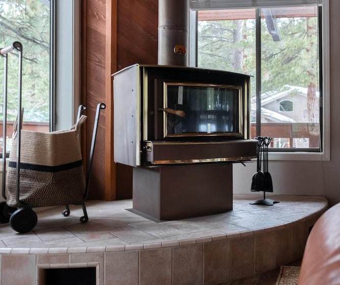 Tarly Serene Cabin W Two Patios & Hot Tub In Incline Village