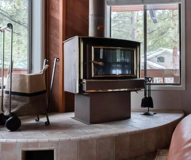 Tarly  Serene Cabin W Two Patios & Hot Tub In Incline Village