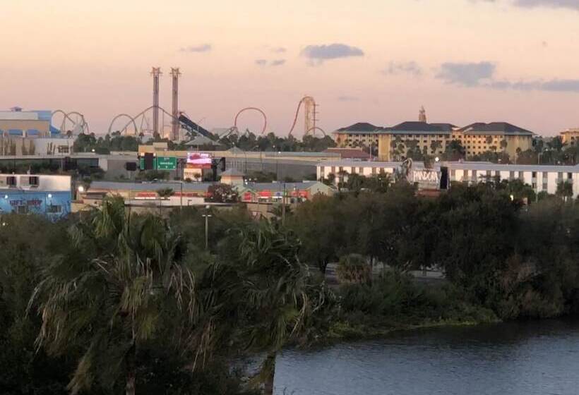 Lovely 1 Bedroom Condo With Pool