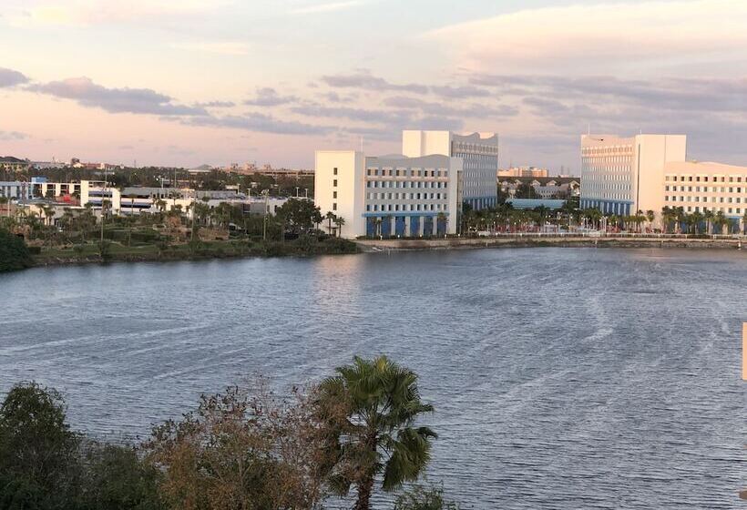 Lovely 1 Bedroom Condo With Pool