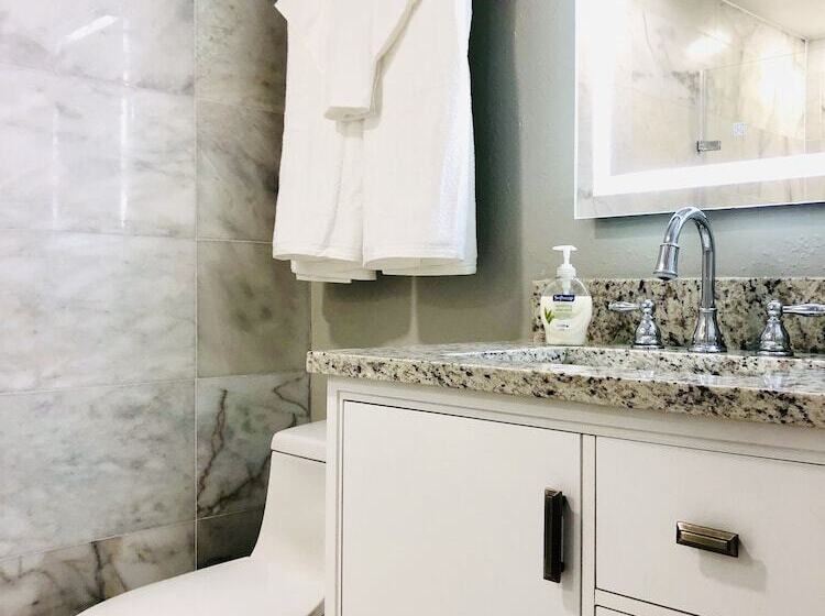 Lovely 1 Bedroom Condo With Pool