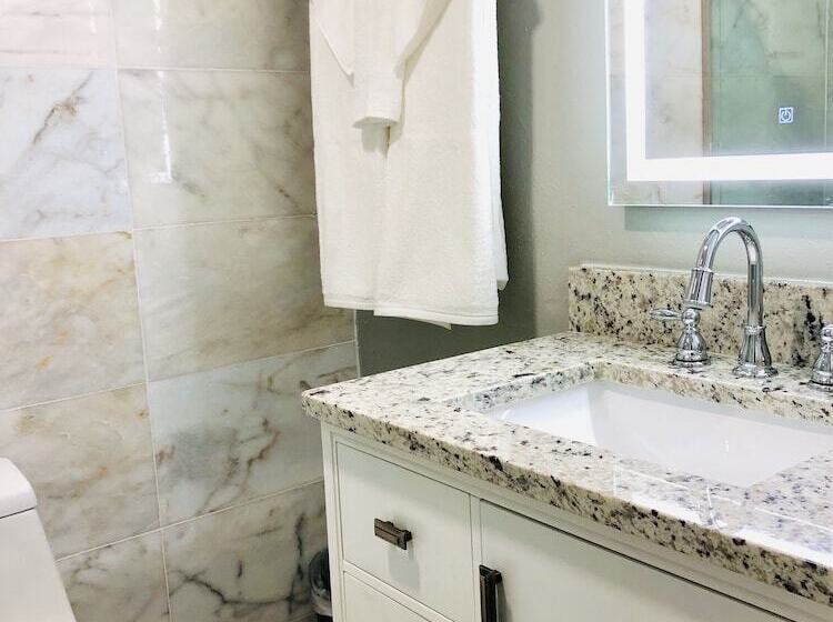 Lovely 1 Bedroom Condo With Pool