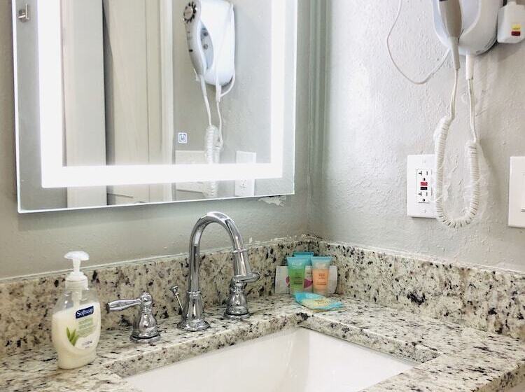 Lovely 1 Bedroom Condo With Pool