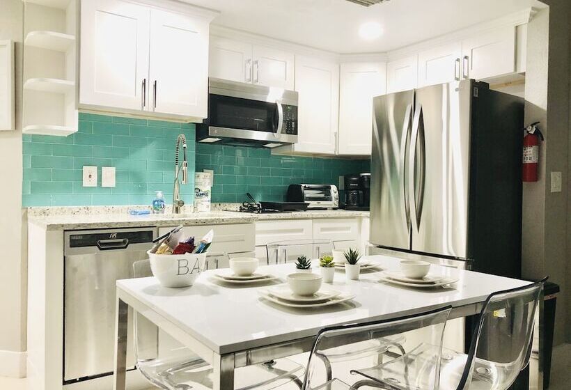 Lovely 1 Bedroom Condo With Pool