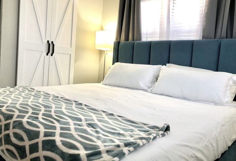 Lovely 1 Bedroom Condo With Pool