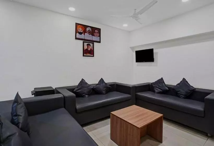 Hotelli Treebo Wow, Surat Station