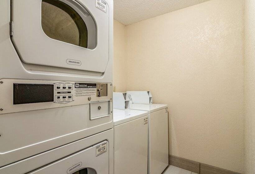 בית מלון כפרי Red Roof Plus+ & Suites Atlanta Airport South