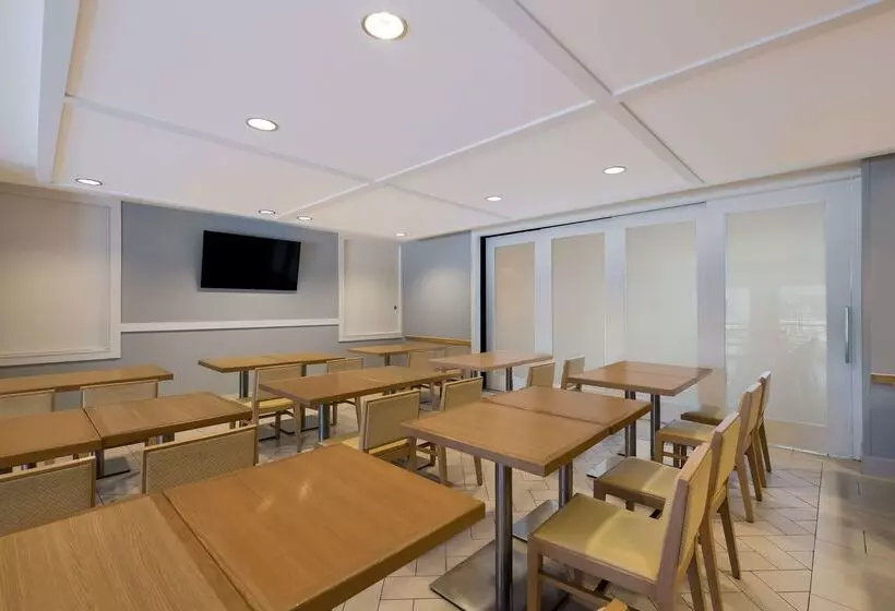 هتل Sonesta Es Suites Orlando International Drive