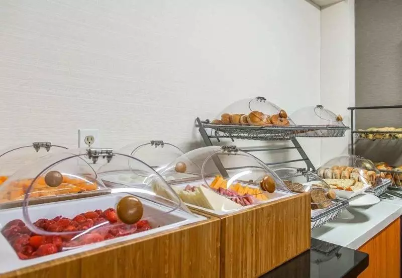 Отель Springhill Suites By Marriott Savannah Midtown