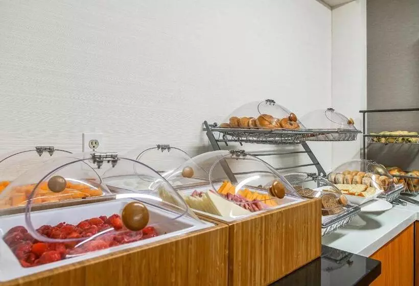 Отель Springhill Suites By Marriott Savannah Midtown