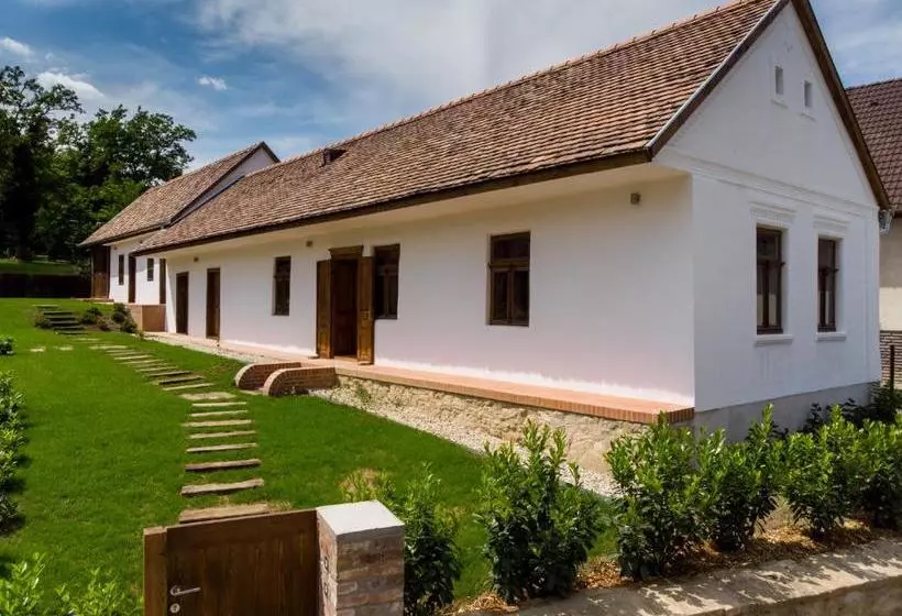 Hotelli Almalomb Apartman