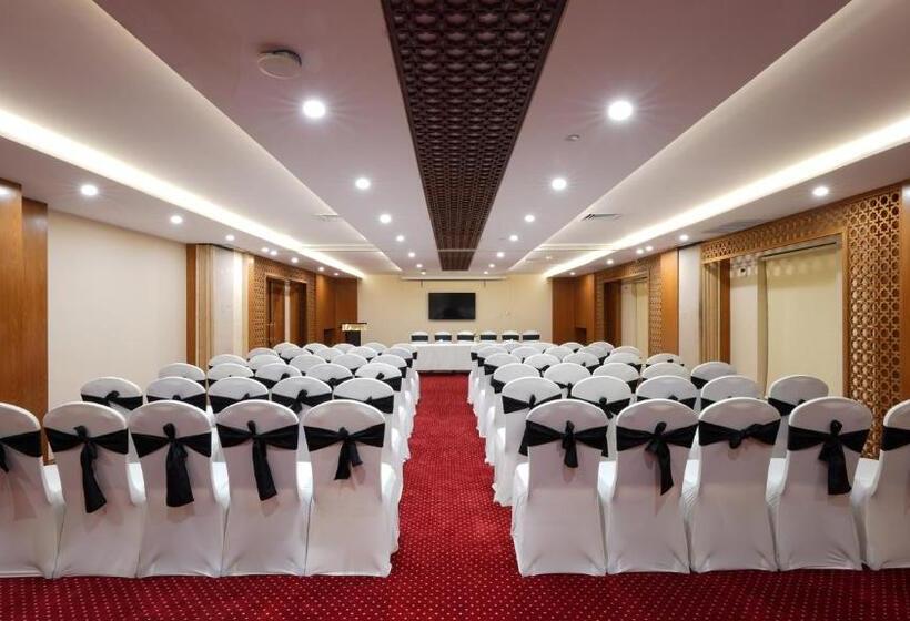 هتل Ramada By Wyndham Lahore Gulberg Ii