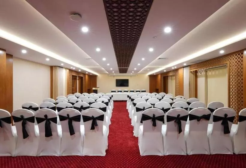 هتل Ramada By Wyndham Lahore Gulberg Ii