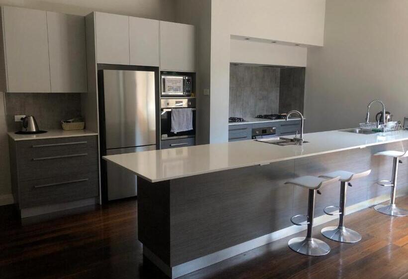 בית מלון כפרי Studios On King