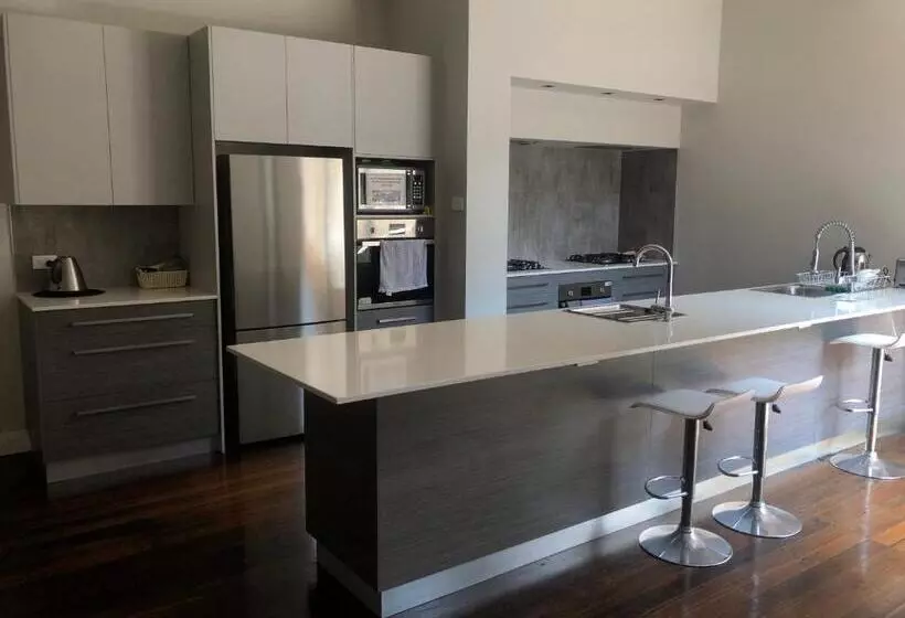 هتل Studios On King