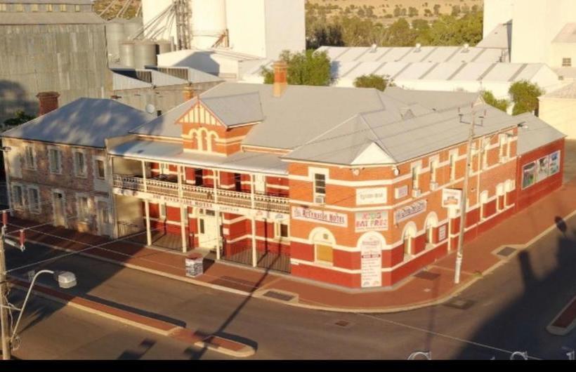 Отель Riverside