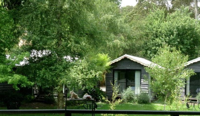 모텔 Crossways Country Inn