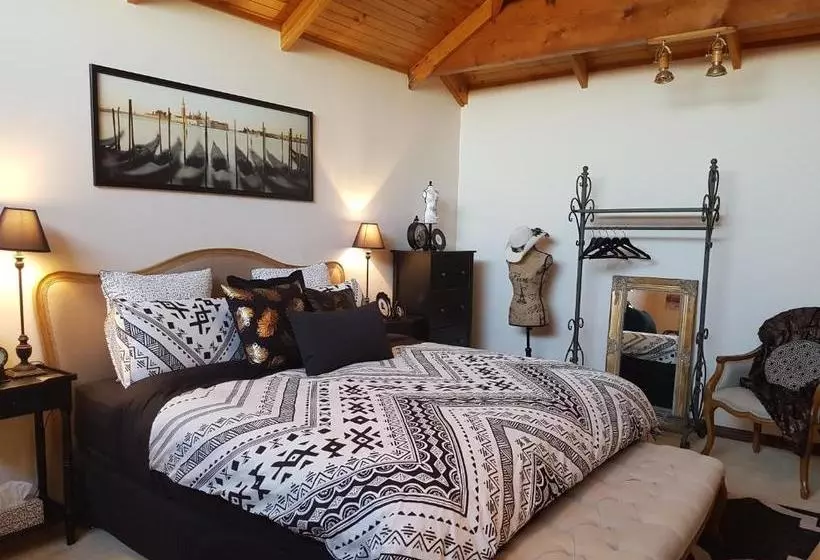 La Maison Riviere   The River House Bed & Breakfast