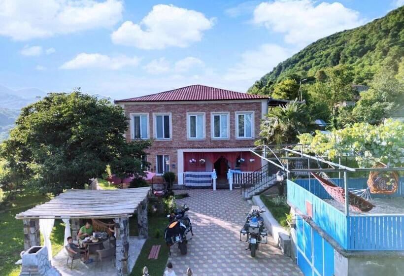 پانسیون Iveri House