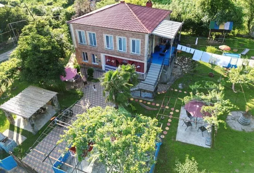 پانسیون Iveri House