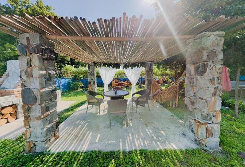 پانسیون Iveri House