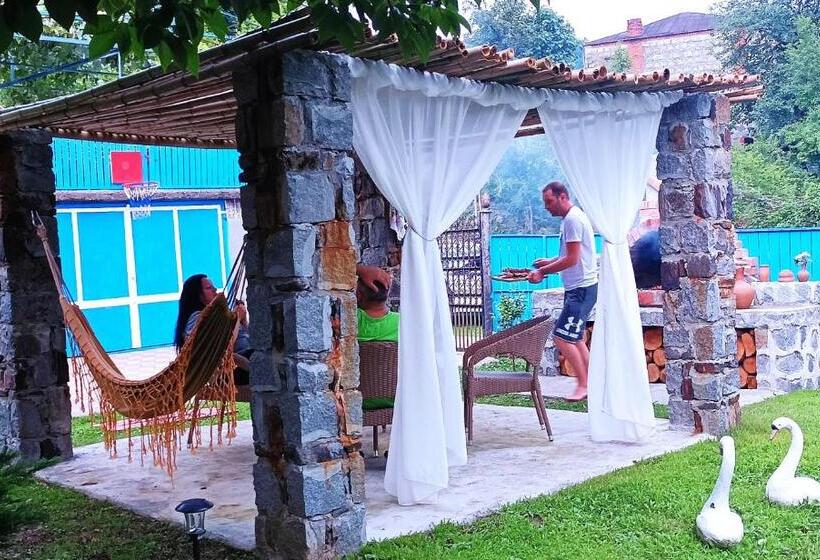 پانسیون Iveri House