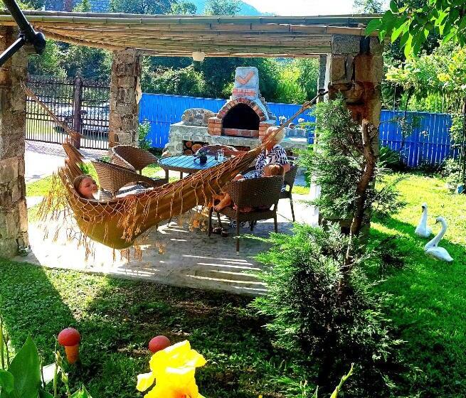 پانسیون Iveri House