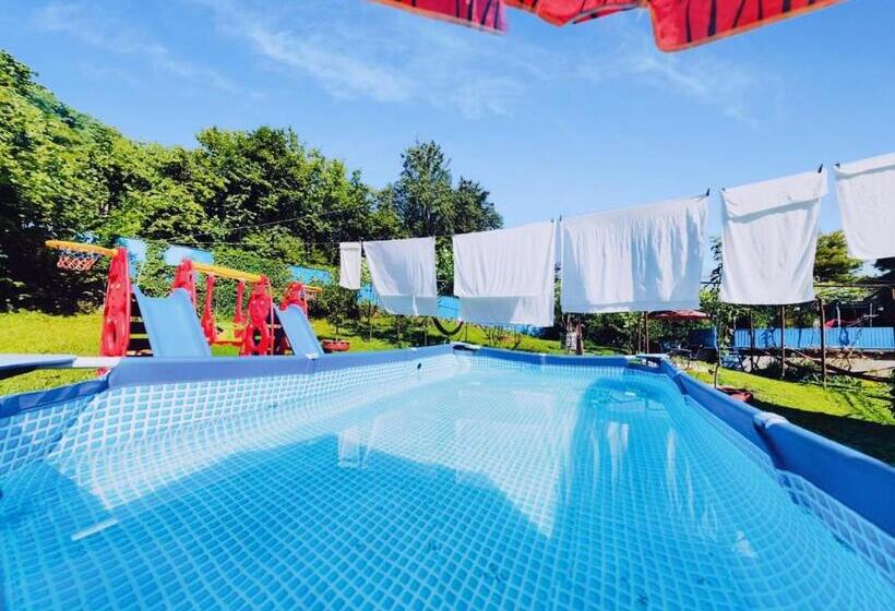 پانسیون Iveri House