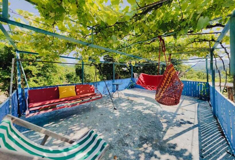 پانسیون Iveri House