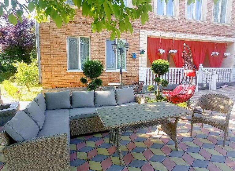 پانسیون Iveri House