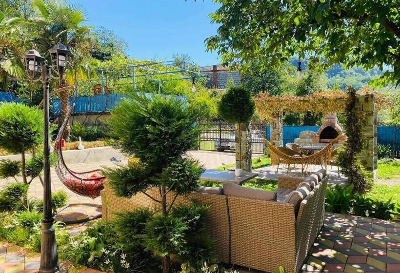 پانسیون Iveri House