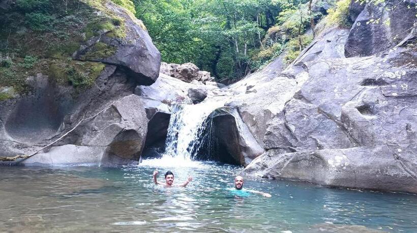 پانسیون Iveri House