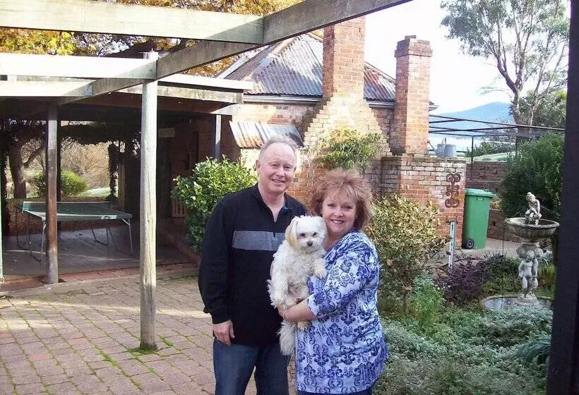 Retkeilymaja Colonial Inn Guest Rooms