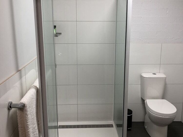 Общежитие Colonial Inn Guest Rooms