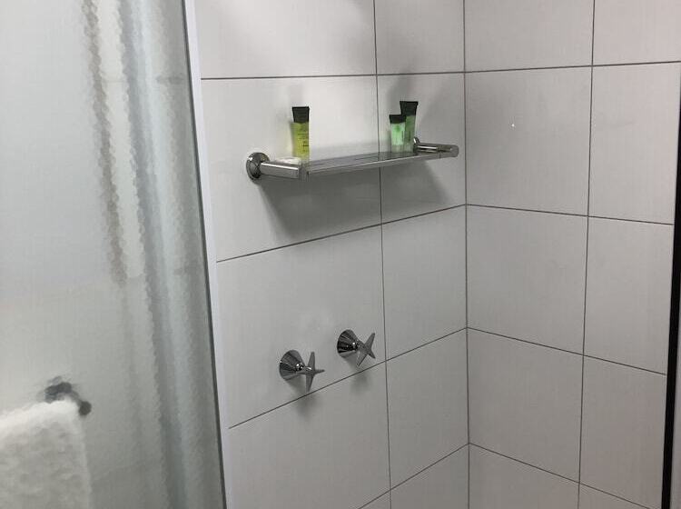 Общежитие Colonial Inn Guest Rooms