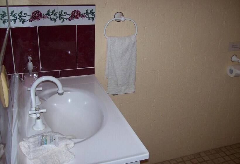 Общежитие Colonial Inn Guest Rooms