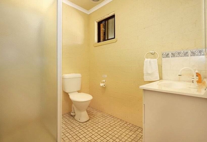 Общежитие Colonial Inn Guest Rooms