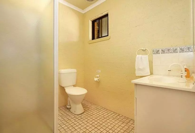 Retkeilymaja Colonial Inn Guest Rooms