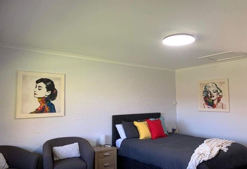 Общежитие Colonial Inn Guest Rooms