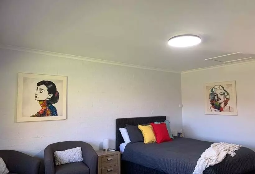 Retkeilymaja Colonial Inn Guest Rooms