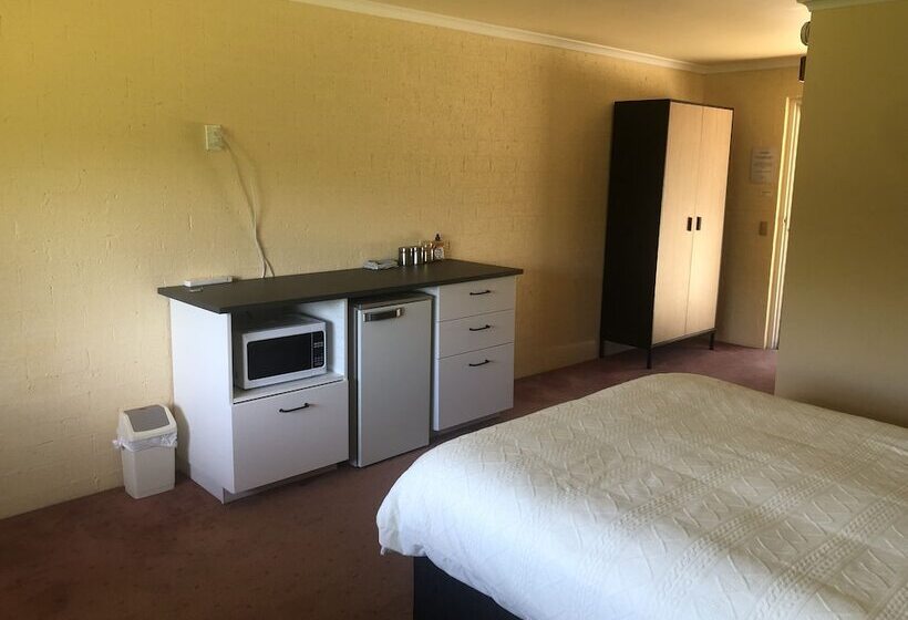 Общежитие Colonial Inn Guest Rooms