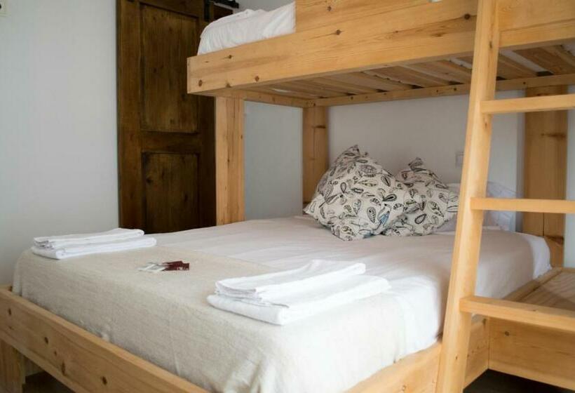 هاستل Latas Surf Lodge