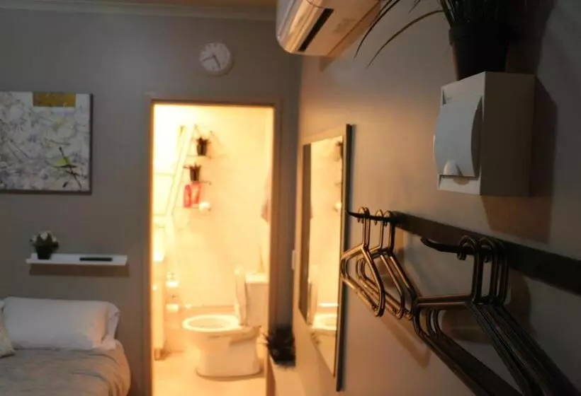 مُتل Westside Studio Apartments