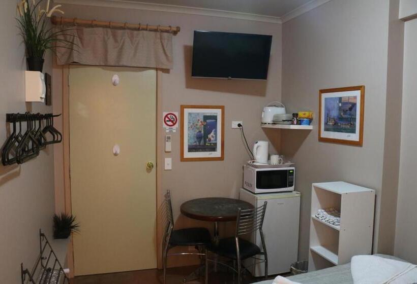 汽车旅馆  Westside Studio Apartments