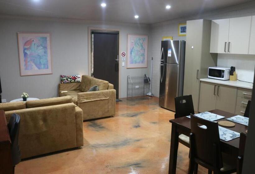 汽车旅馆  Westside Studio Apartments