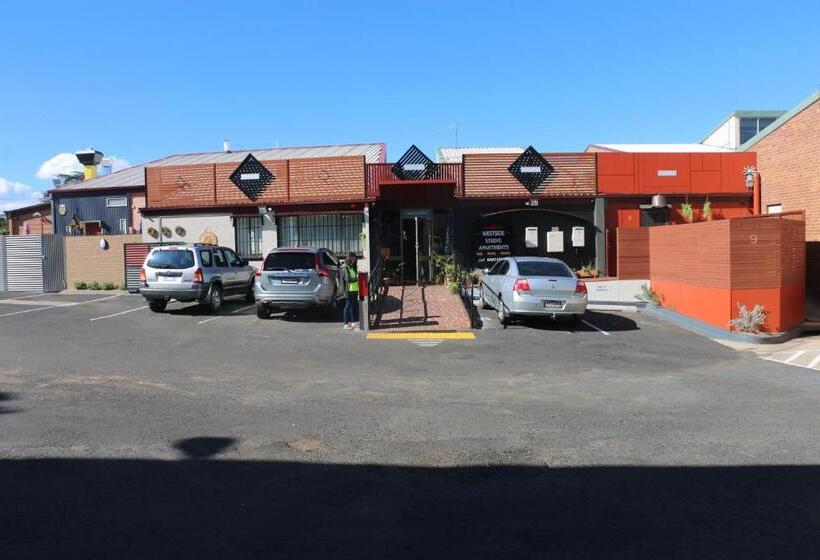 汽车旅馆  Westside Studio Apartments