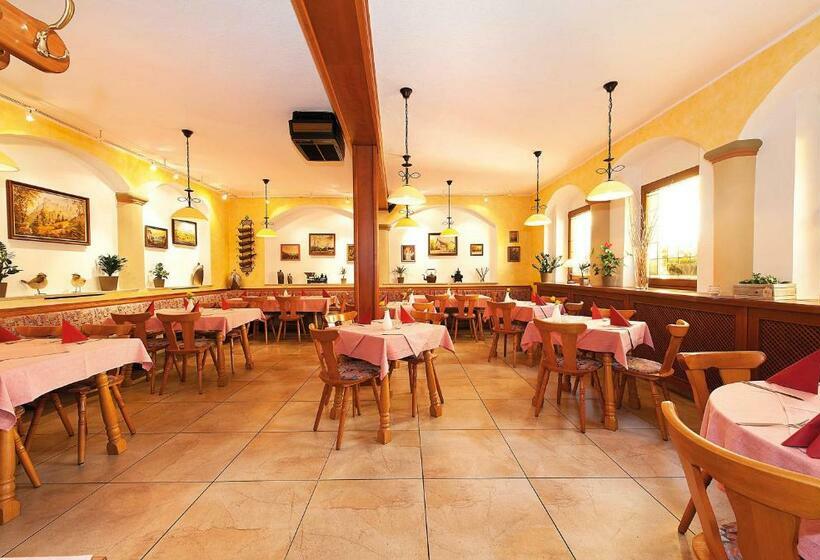 ユースホステル Gasthaus& Pension Zum Roten Haus